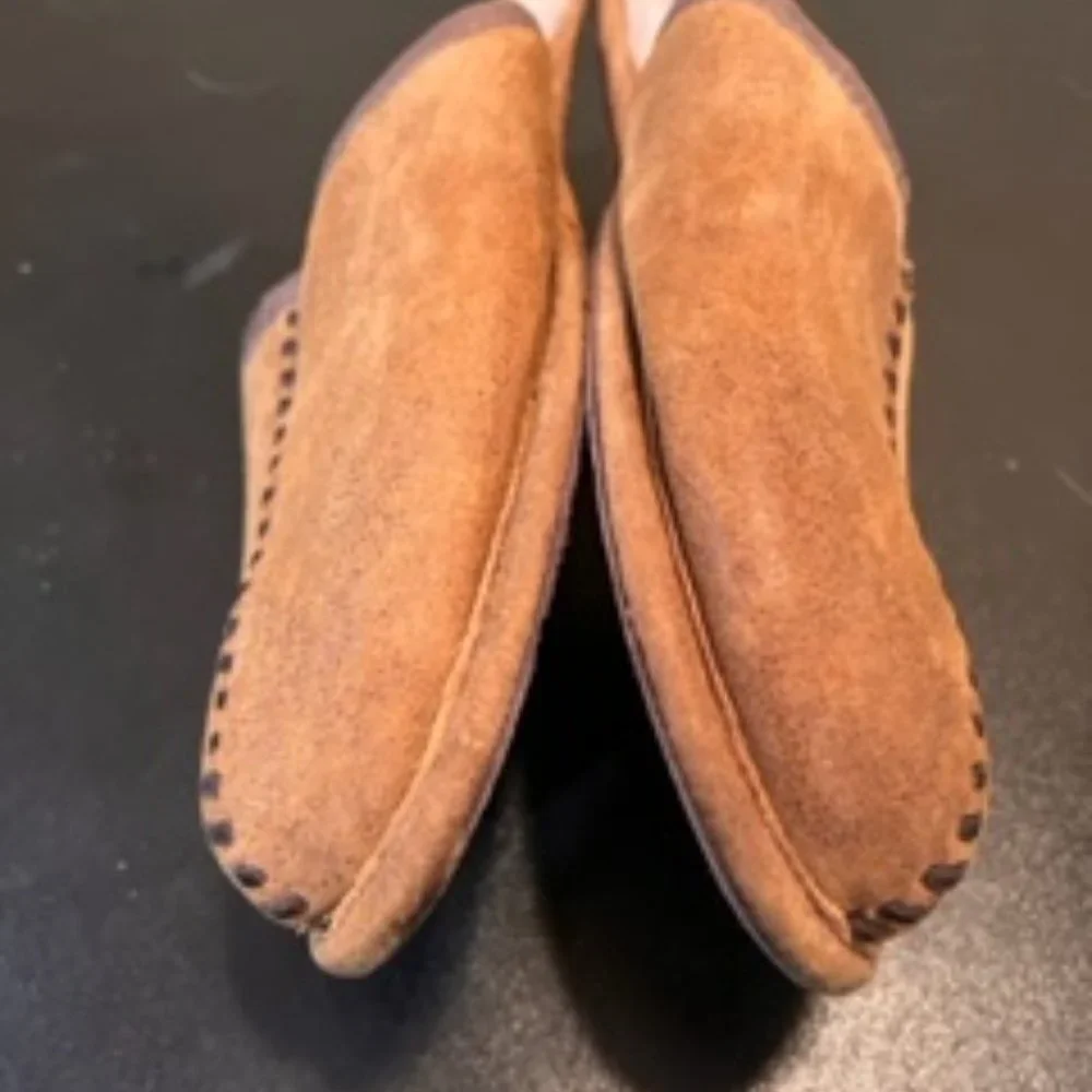 Ugg size 10 Mens closed toe scuff slippers in Chestnut suede